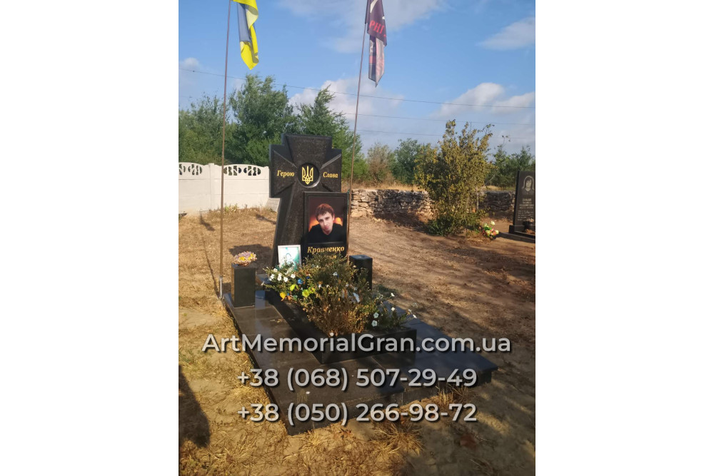 Памятник военному с казацким крестом 00890